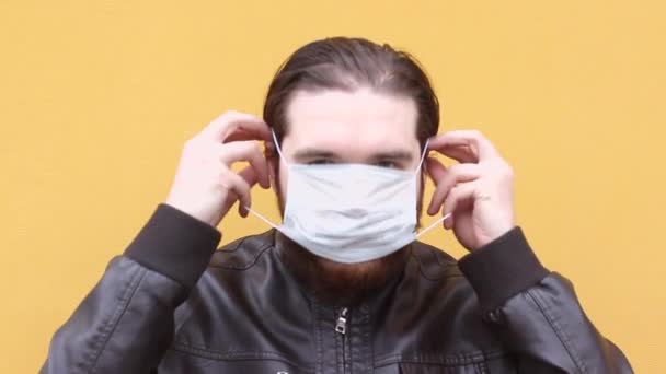 Koronavirüsten korunmak için tek kullanımlık bir maske takar ve çıkartır. Solunum cihazını ve maskeyi düzgün bir şekilde takmayı, sevdiklerini kendini izolasyon ve güvenlik önlemleriyle korumayı öğretir. - Video, Çekim