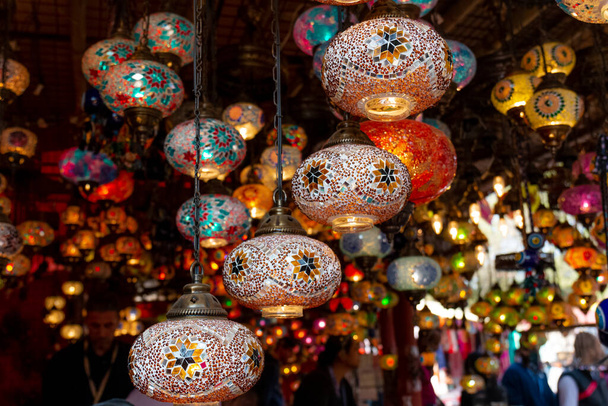 Lámparas turcas tradicionales en venta en Surajkund Crafts Mela
 - Foto, Imagen