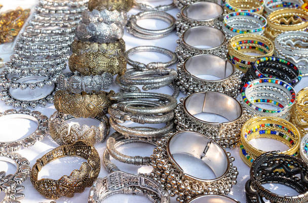 Joyería étnica india incluyendo brazaletes, pendientes y sin cuello en Surajkund Feria Artesanal
 - Foto, Imagen