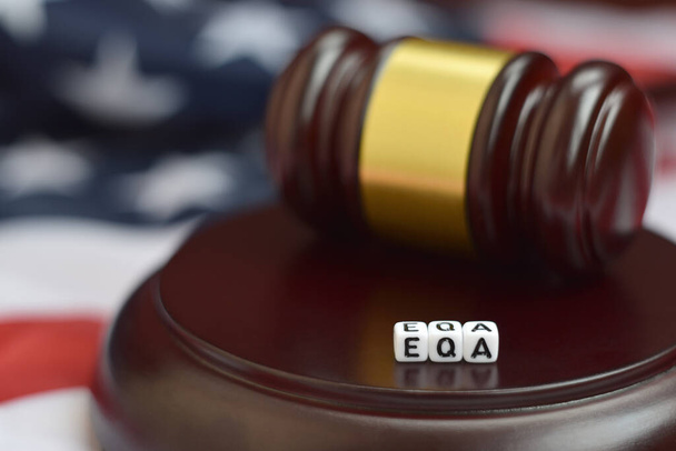 Mazo de la justicia y acrónimo de EQA de cerca. Ley de cuotas de emergencia
 - Foto, Imagen