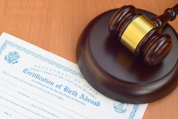 Igazságügyi ütő és az Egyesült Államok születési anyakönyvi kivonata külföldön - Fotó, kép
