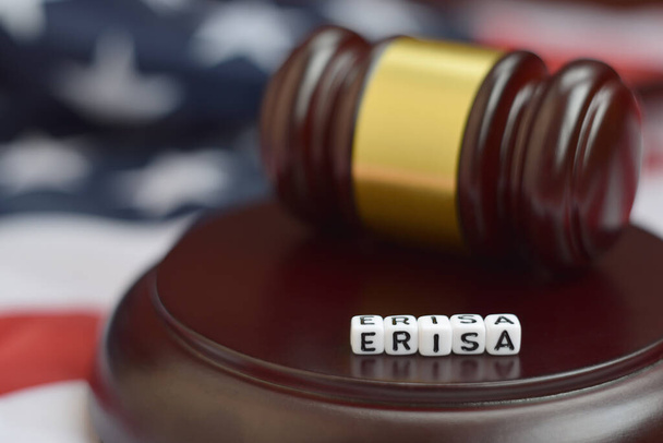 Mazo de la justicia y acrónimo de ERISA de cerca. Ley de seguridad de ingresos de jubilación de los empleados
 - Foto, Imagen