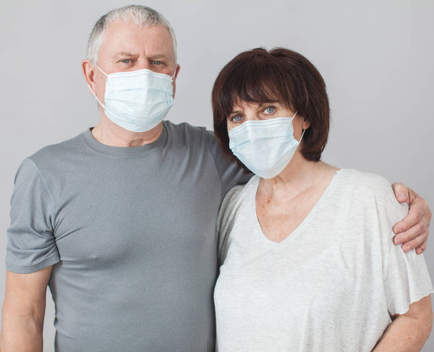 Couple of elderly people in medical masks in pandemic Coronavirus - Foto, afbeelding