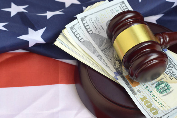 Δικαστής Γκάβελ και χρήματα στη σημαία των Ηνωμένων Πολιτειών της Αμερικής. Πολλά εκατοδόλαρα κάτω από δικαστική κακία στη σημαία των ΗΠΑ. Έννοια της κρίσης και δωροδοκίας - Φωτογραφία, εικόνα