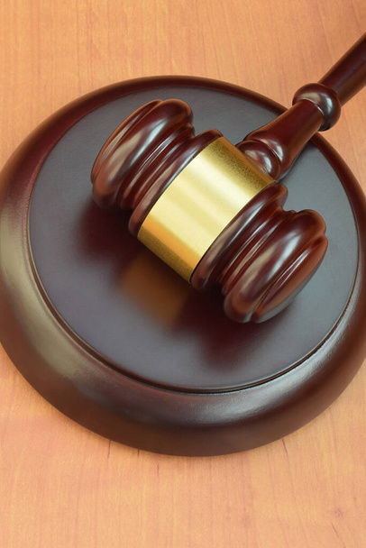 Justizschläger auf Holztisch in einem Gerichtssaal während eines Gerichtsverfahrens. Rechtsbegriff und leerer Kopierraum. Richterhammer - Foto, Bild