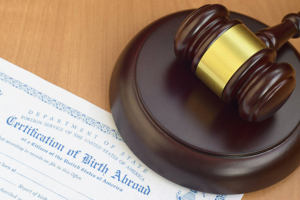 Δικαστικό σφυρί και πιστοποιητικό γέννησης των Ηνωμένων Πολιτειών στο εξωτερικό close up - Φωτογραφία, εικόνα