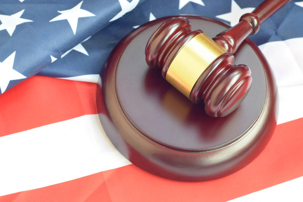Maletero de la justicia en la bandera de los Estados Unidos en un tribunal durante un juicio judicial. Concepto de ley y espacio de copia vacío. Juez martillo - Foto, Imagen
