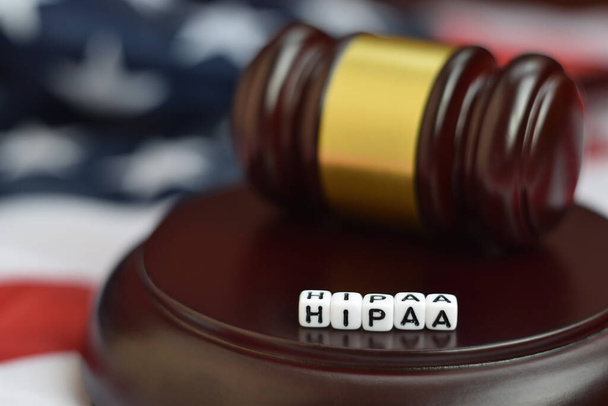 Mazo de la justicia y acrónimo de HIPAA de cerca. Ley de portabilidad y rendición de cuentas del seguro de salud
 - Foto, Imagen