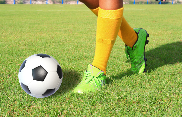 pallone da calcio con piede di giocatore calci
 - Foto, immagini