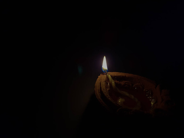 Bir yağ lambası seçici bir odak ile Hindu ibadet için kurban olarak yakılır.. - Fotoğraf, Görsel