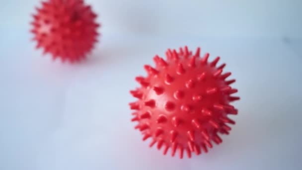 Punaiset pallot ovat mallina, joka näyttää virussolulta valkoisella taustalla. Tämä on kuva koronaviruksen tauti covid-19 infektio lääketieteellinen. Videokuvaa Full HD
 - Materiaali, video