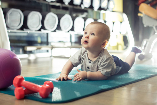 Little boy in the gym on the simulator. Children's sports. - Foto, Bild