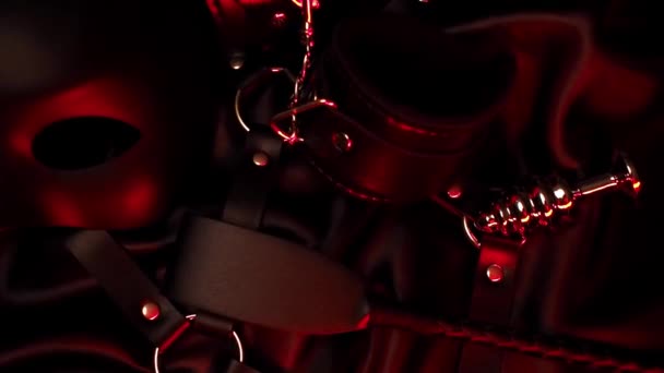 Шкіряний батіг, наручники, маска і металева анальна пробка для сексу з БДСМ
 - Кадри, відео