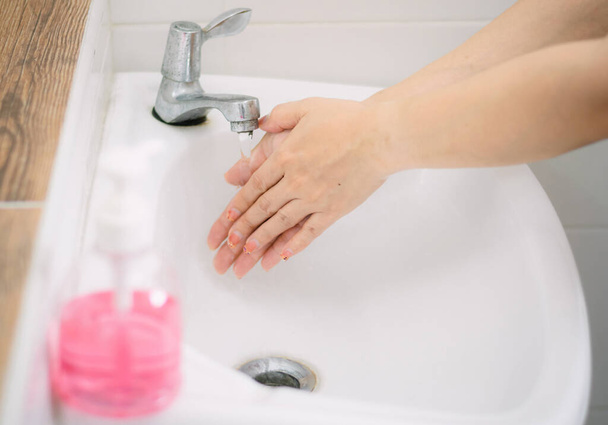 Handen wassen Bescherm tegen virussen en bacteriën - Foto, afbeelding