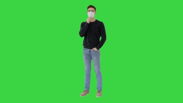 Jonge zelfverzekerde man met een bril met beschermend masker op een groen scherm, Chroma Key. - Video