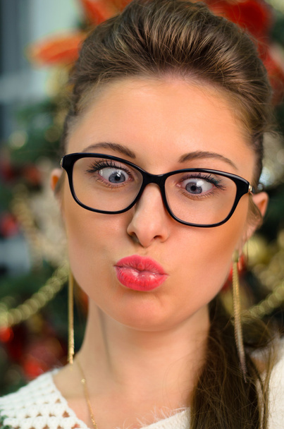 Menina em óculos hamming seus lábios
 - Foto, Imagem