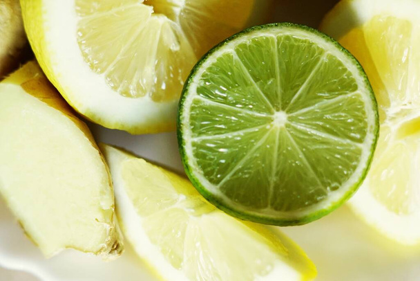 A closeup shot of fresh lime and lemons - Zdjęcie, obraz