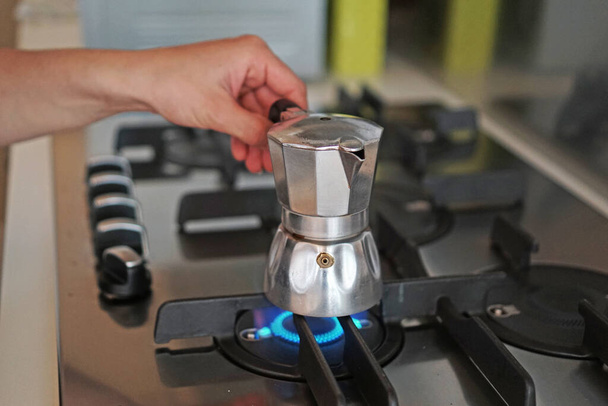 Het bereiden van een koffie met een vintage Italiaanse koffiezetapparaat voor zelfgemaakte - Foto, afbeelding