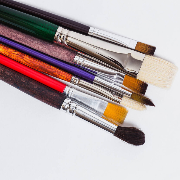 Beyaz arkaplanda sanatçının fırçaları - Fotoğraf, Görsel