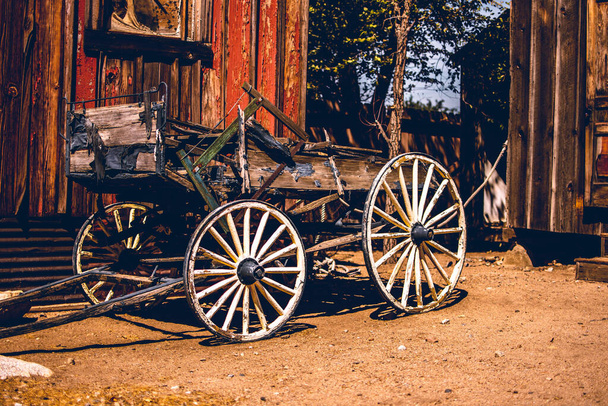 Old Wagon Ghost Town Californian. Hochwertiger Vintage Look. - Foto, Bild