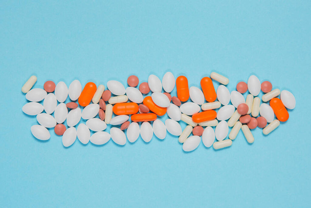 Pílulas diferentes num fundo azul. saúde e medicina
 - Foto, Imagem