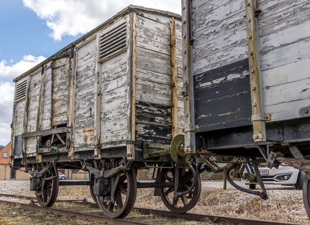 Staré vagóny na kolejích, bílé dřevěné vagóny. modrá obloha. nízkoúhlá fotografie - Fotografie, Obrázek