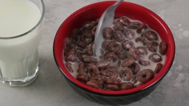 Misture cereais de café da manhã de chocolate orgânico para crianças em câmera lenta
 - Filmagem, Vídeo