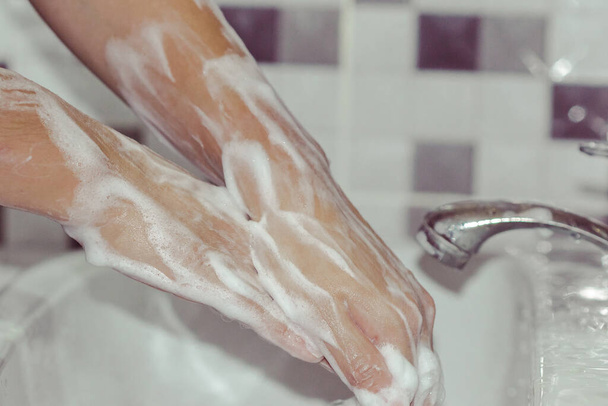 Hände mit Seife waschen, um Covid 19 zu verhindern, Hände waschen, um Epidemien zu verhindern. - Foto, Bild