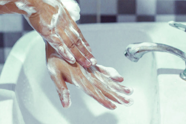 Mosson kezet szappannal, hogy megelőzze a tömör 19-et, mosson kezet, hogy megelőzze a járványokat.. - Fotó, kép