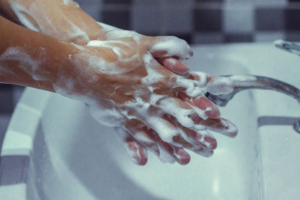 Umyć ręce mydłem, aby zapobiec covid 19, umyć ręce, aby zapobiec epidemii. - Zdjęcie, obraz