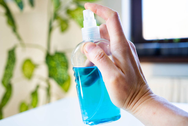 käsienpuhdistusaine kodin koronaviruksessa
 - Valokuva, kuva