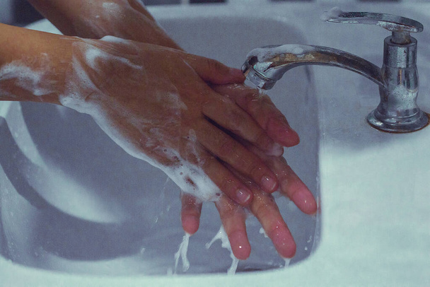 Mosson kezet szappannal, hogy megelőzze a tömör 19-et, mosson kezet, hogy megelőzze a járványokat.. - Fotó, kép