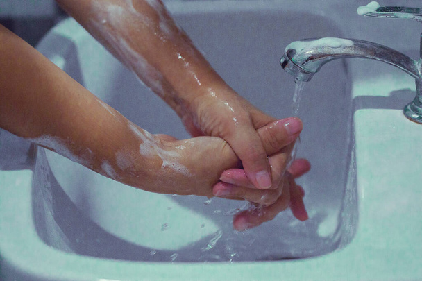 Lave as mãos com sabão para evitar o covid 19, lave as mãos para evitar epidemias
. - Foto, Imagem