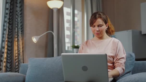 Woman works remotely from home with laptop during covid-19 quarantine - Filmagem, Vídeo