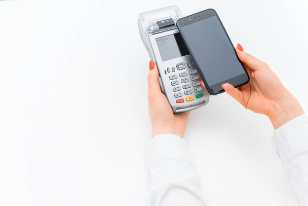 Customer paying with NFC technology - Φωτογραφία, εικόνα