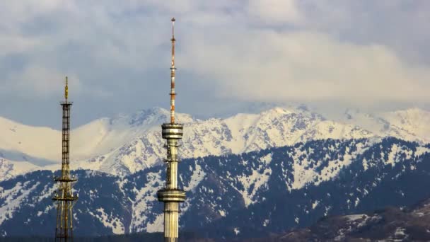 TV torens op de achtergrond van bergen en wolken in de stad Almaty, Republiek Kazachstan. Tijdsverloop. - Video