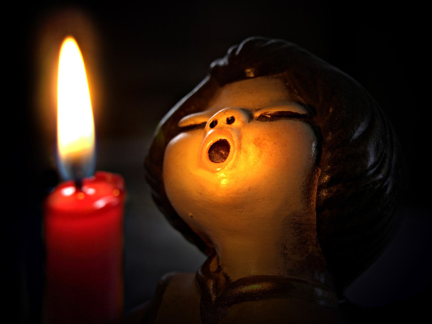 Angel zpívá ve světle svíček - Fotografie, Obrázek
