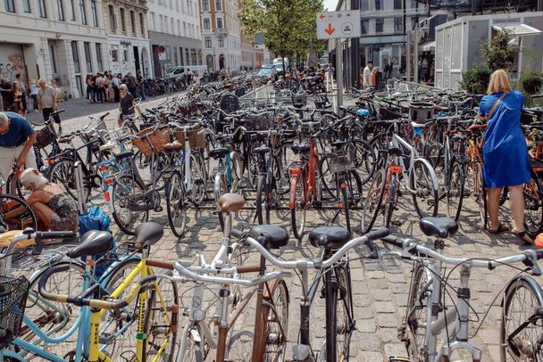 Kerékpár menedék egy nagy holland városban sok kerékpár a szabadban kerékpár parkolás - Fotó, kép