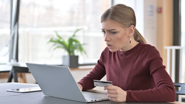 Online Αποτυχία Πληρωμής στο Laptop από τη νεαρή γυναίκα - Φωτογραφία, εικόνα