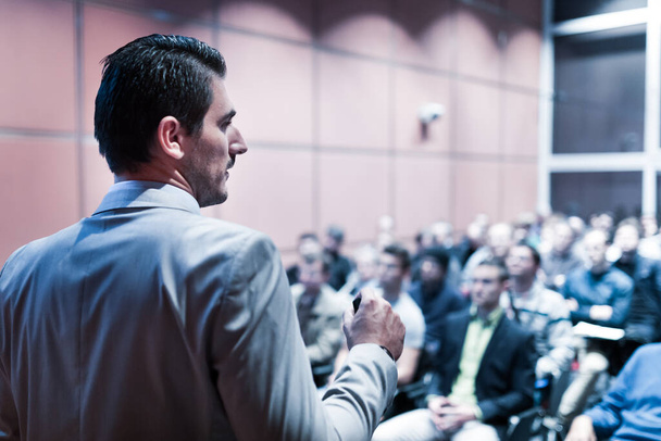 Openbare spreker geeft lezing op Business Event. - Foto, afbeelding