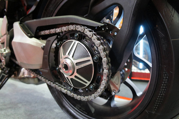 KUALA LUMPUR, MALAYSIA -KWIECIEŃ 1, 2019: Łańcuch motocyklowy. Jest to łańcuch metalowy służący do przenoszenia mocy z silnika na tylne koło.. - Zdjęcie, obraz