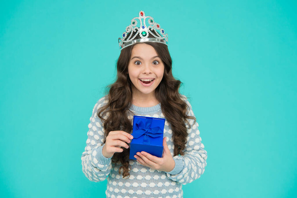 Happy childrens day. Gifts shop. Shopping day. Birthday surprise. Excited child. Cute smiling little girl with gift box. Kid princess crown. Happy birthday. Birthday princess. Kid crown symbol glory - Фото, изображение