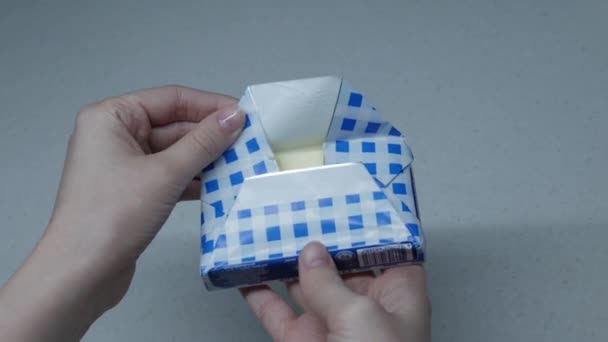 La chica abre un paquete de mantequilla
 - Imágenes, Vídeo