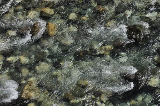 Most na řece Taře v Černé Hoře a most spojující dva břehy kaňonu. Kamenné koryto čisté řeky, tekoucí údolím podél silnice na horském svahu. - Fotografie, Obrázek