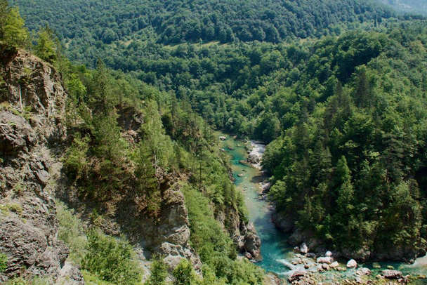 Karadağ 'daki Tara Nehri üzerindeki köprü ve kanyonun iki kıyısını birbirine bağlayan köprü. Temiz bir nehrin taştan yatağı vadinin içinden bir dağ yamacında yol boyunca akıyor.. - Fotoğraf, Görsel