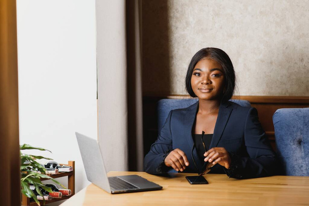 glücklich junge afrikanisch-amerikanische Geschäftsfrau mit Computer im Büro - Foto, Bild
