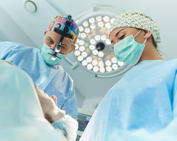 Man surgeon at work in operating room - Fotoğraf, Görsel