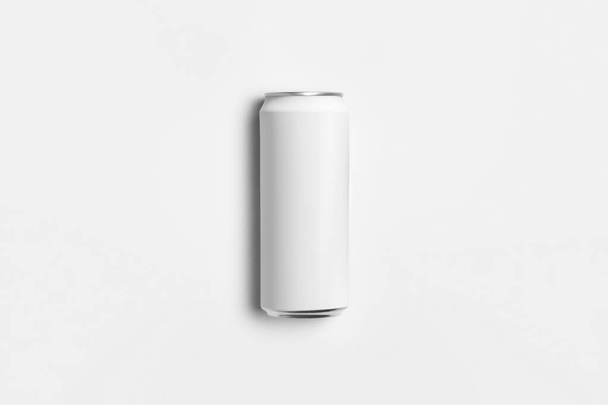 白色の空白のソーダ缶モックアップは薄い灰色の背景に隔離されています。高解像度の写真。. - 写真・画像