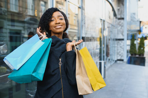 african american woman shopping. Seasonal discounts. Spring sale - Fotoğraf, Görsel