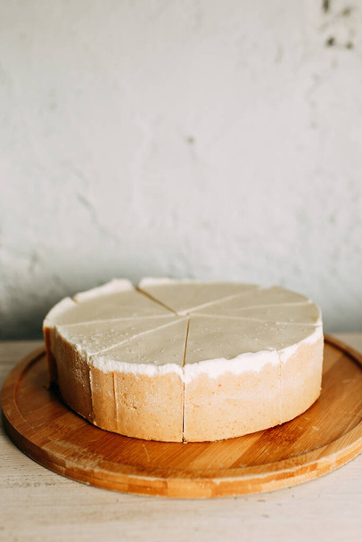  Cake cut into slices on a short dough. Cream cheesecake on a wooden Board. - Foto, Imagem